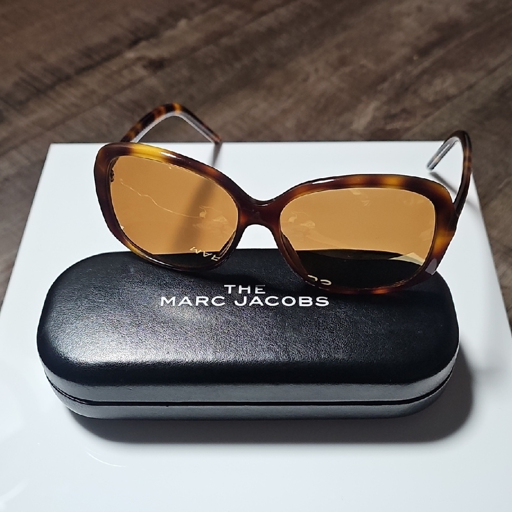 Marc Jacobs - Sunglasses & Case